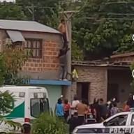 Intentó colgarse del tendido eléctrico, sufrió una descarga y quedó atrapado entre un poste y un techo