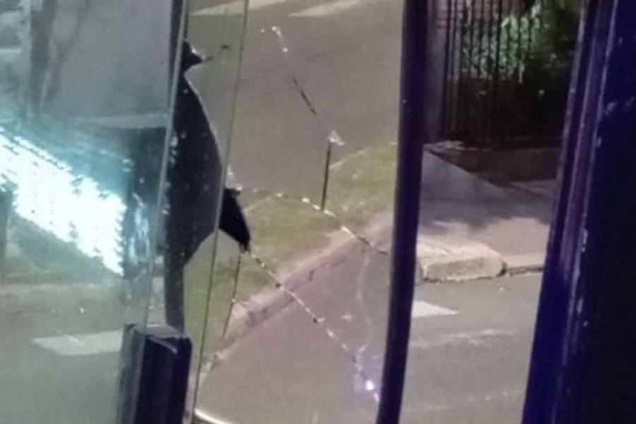 Violento ataque a un colectivo de la línea 108