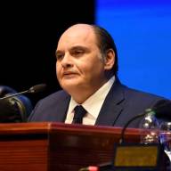 Saadi contra Tiago Puente: “Le sale muy caro al contribuyente pagarle 3 o 4 millones de pesos, para que ande contando baches”