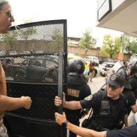 Parque Patricios: tensión entre la Policía y los damnificados que intentaron entrar por la fuerza al edificio