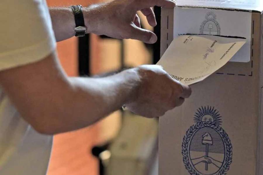 El Gobierno busca acelerar la reforma electoral y negocia cambios en las PASO