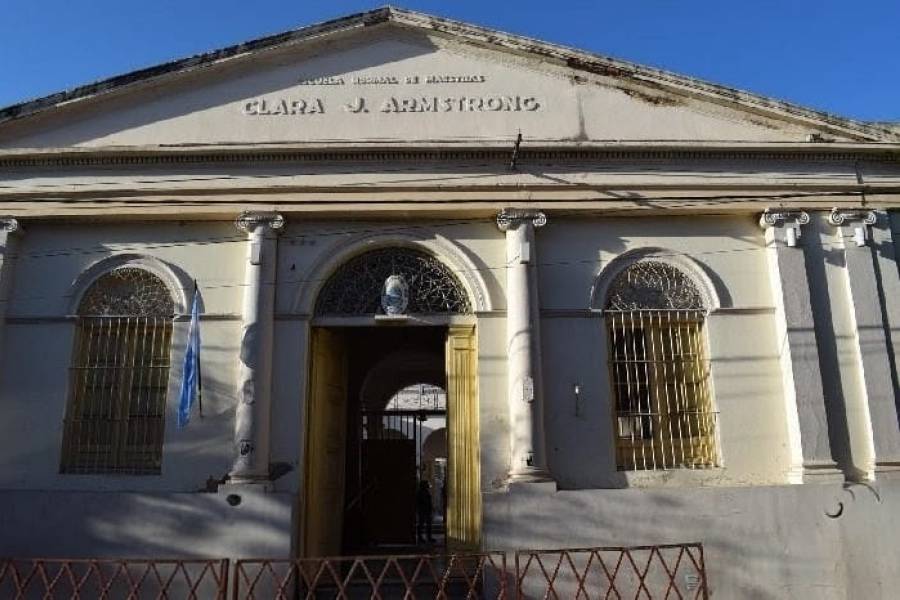 Alumnas a las trompadas en la escuela Clara J. Armstrong