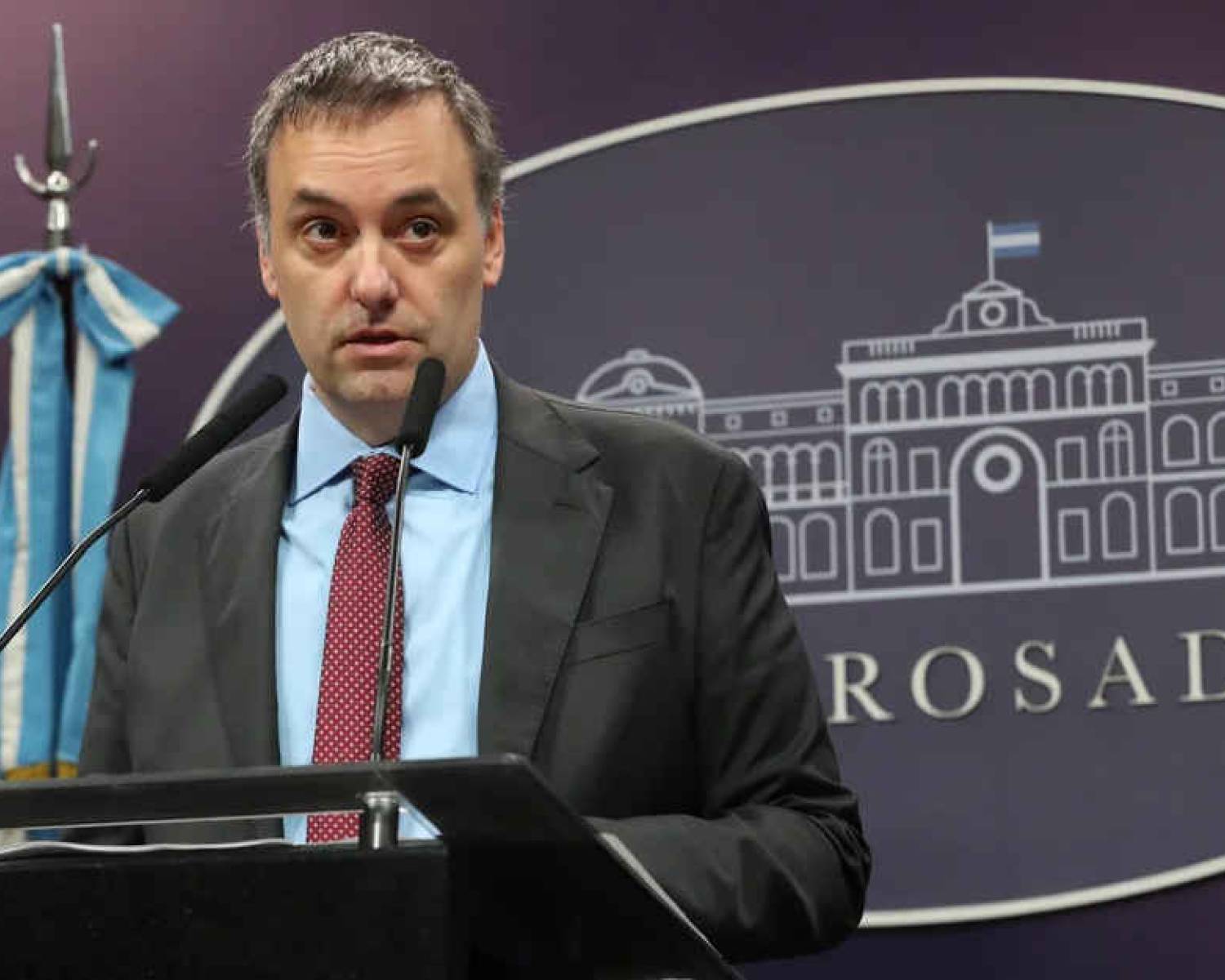 Advierten que “si Adorni se fue de la conferencia de prensa debe irse también del Gobierno”