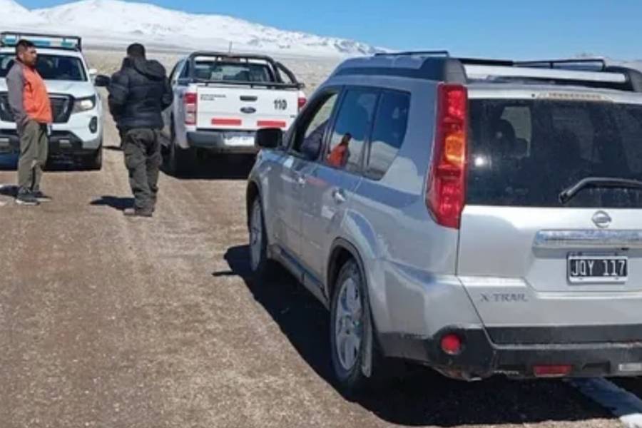 Rescate exitoso en la Puna: policías auxiliaron a tres personas varadas en Antofagasta de la Tierra 