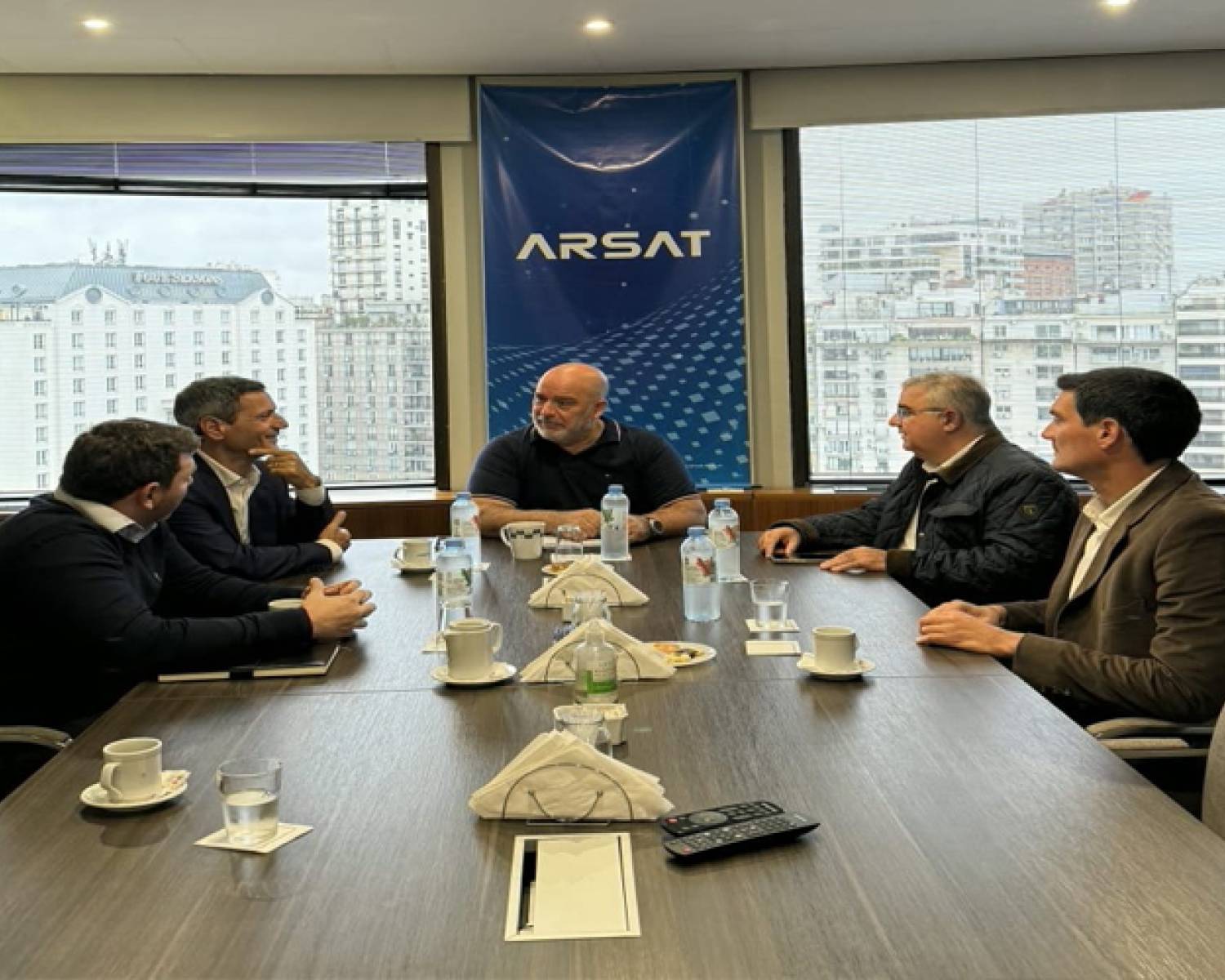 Raúl se reunió con autoridades de ARSAT para avanzar con la extensión de fibra óptica en el interior