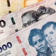 Los salarios volvieron a perder contra la inflación: subieron 2,4% en febrero