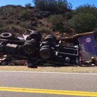 Se salvaron de milagro: Un camión se volcó y quedaron atrapados en la cabina 