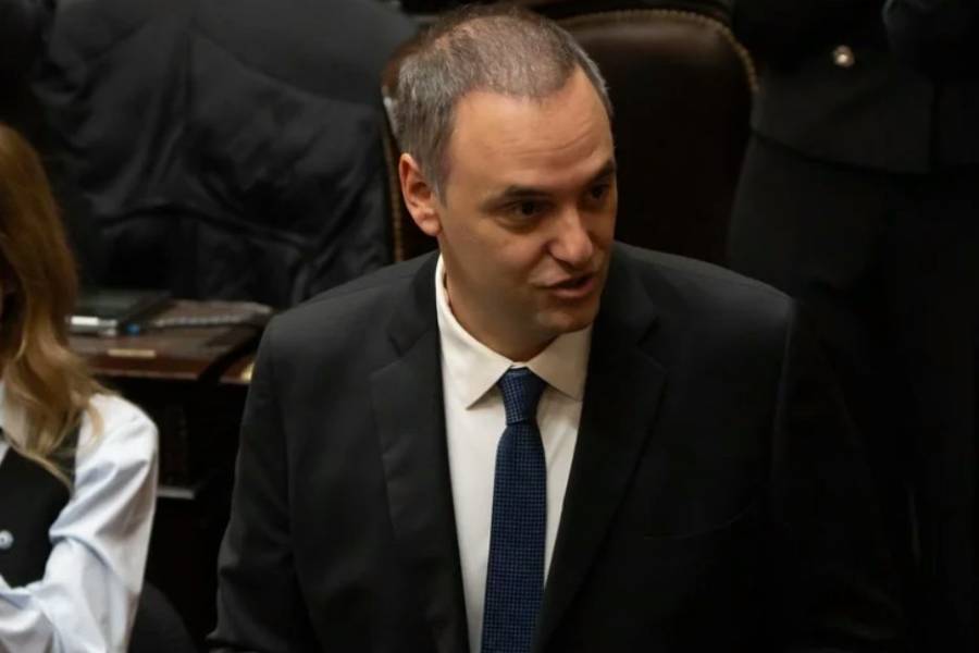 Adorni acusó al kirchnerismo y a empresarios de una “operación golpista” que frenó la 