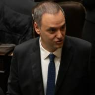 Adorni acusó al kirchnerismo y a empresarios de una “operación golpista” que frenó la 