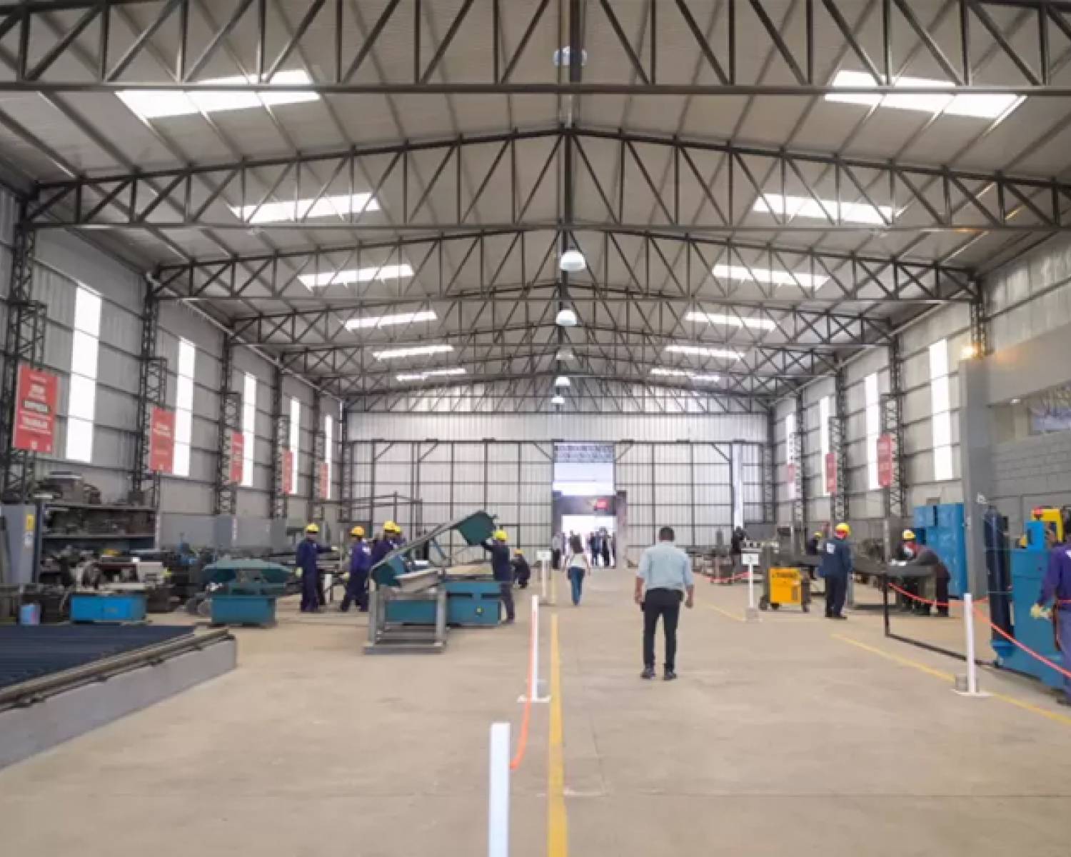 Trágico: Muere un obrero tras caerle estructuras de hierro y precipitarse al vacío