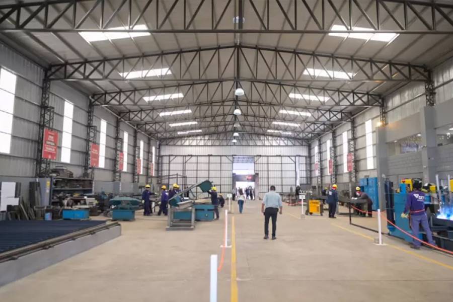 Trágico: Muere un obrero tras caerle estructuras de hierro y precipitarse al vacío