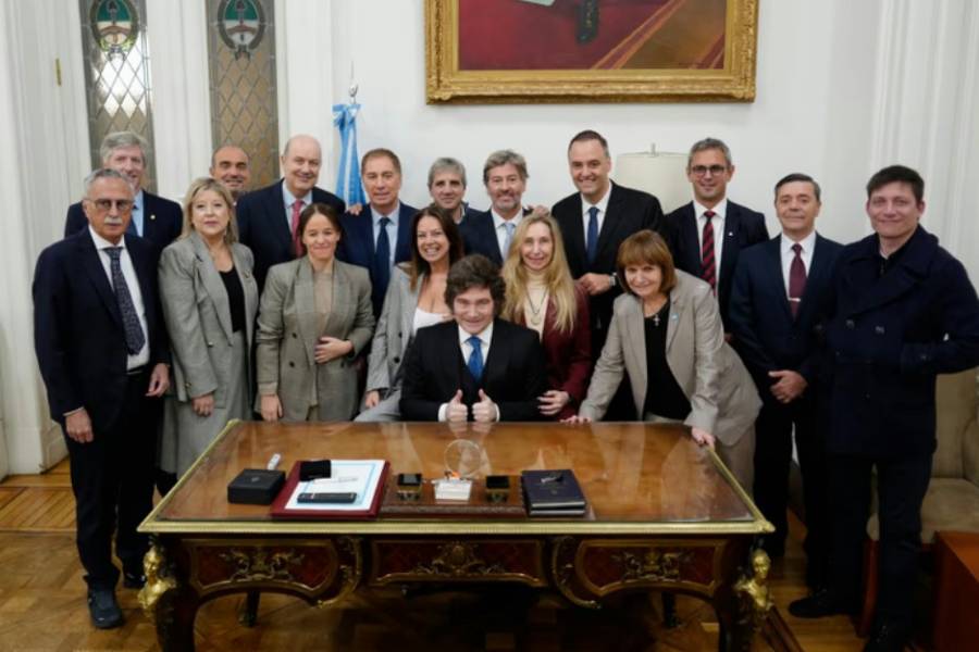 Fuerte apoyo de Milei a Adorni: “No lo voy a ejecutar para ganar una elección”