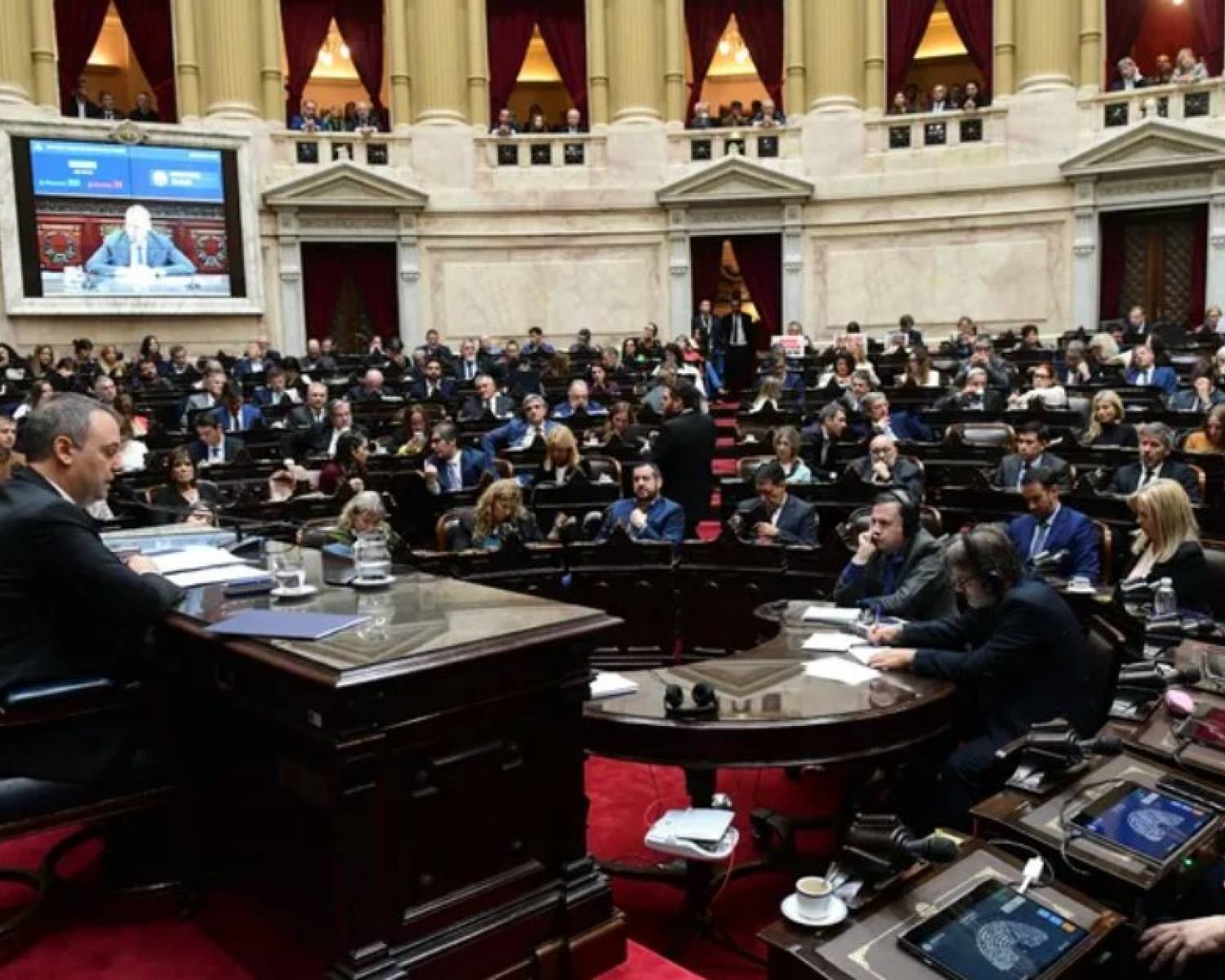 Una sorpresiva grieta en la oposición complica la sesión para avanzar con la interpelación a Manuel Adorni