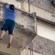 Rosario: cayó desde el balcón de un cuarto piso y sobrevivió al impactar sobre el capot de un patrullero