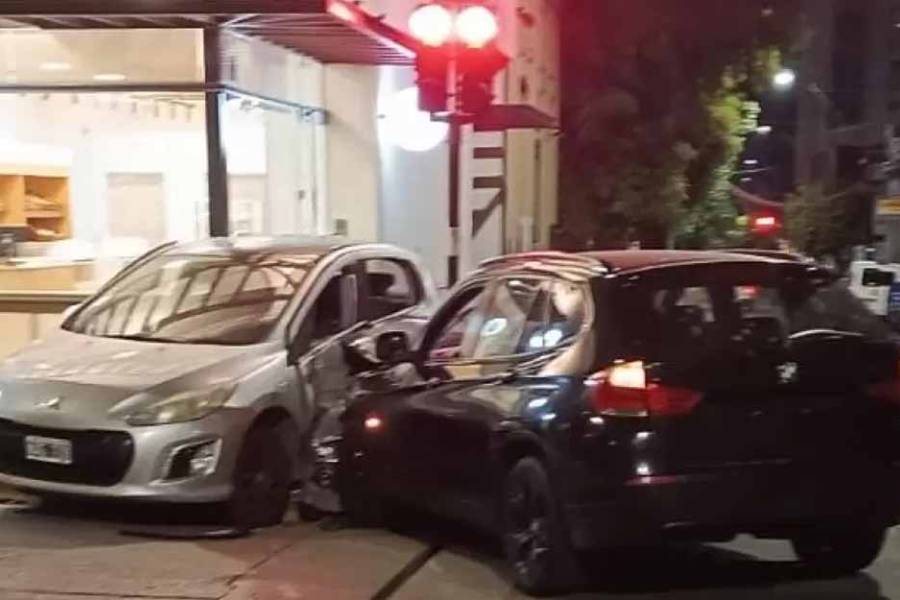 Irresponsabilidad al volante: un adolescente provocó un choque en pleno centro de la Ciudad