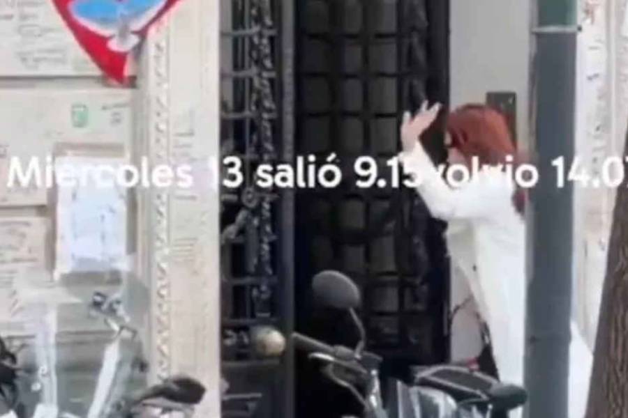 Filmaron a Cristina Kirchner saliendo sorpresivamente de su casa