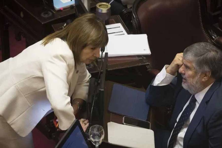 Para proteger a Manuel Adorni, Patricia Bullrich quiere levantar la sesión, pero Mayans afila los dientes