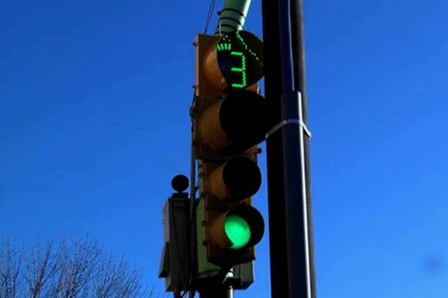 Cómo funciona el primer semáforo con inteligencia artificial instalado en una ciudad argentina