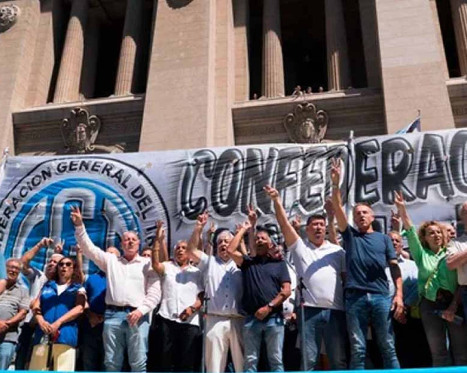 La CGT, las CTA y movimientos sociales marchan al Congreso junto a los jubilados
