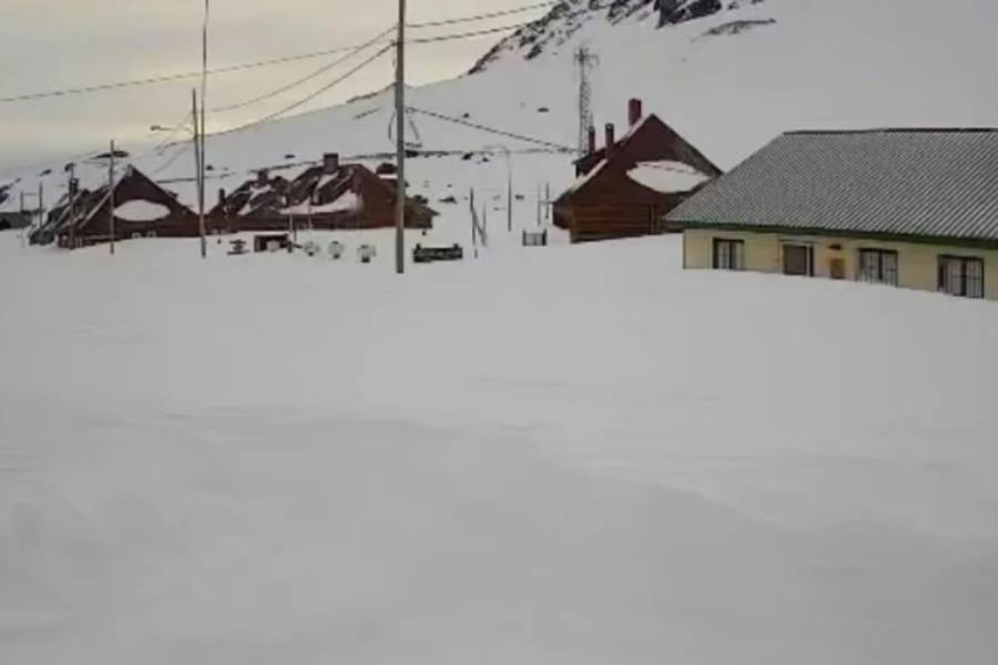 Feroz temporal en varias provincias del país: localidades aisladas y paredones de nieve de cuatro metros