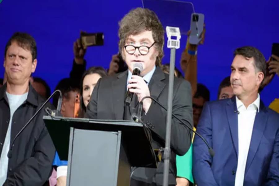 Javier Milei pidió el voto para Flávio Bolsonaro y fustigó a 