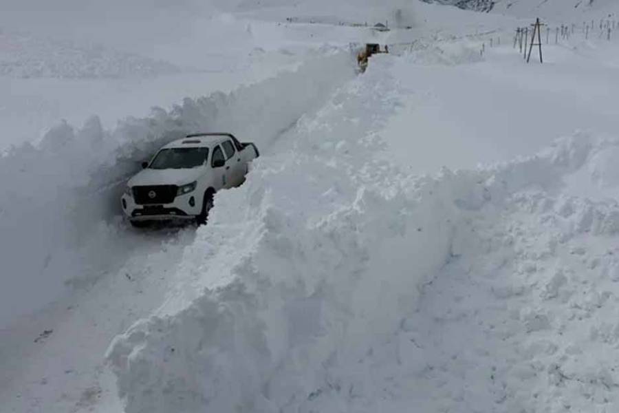 En medio de impresionantes paredes de nieve: así trabaja Vialidad Nacional para despejar la ruta 7