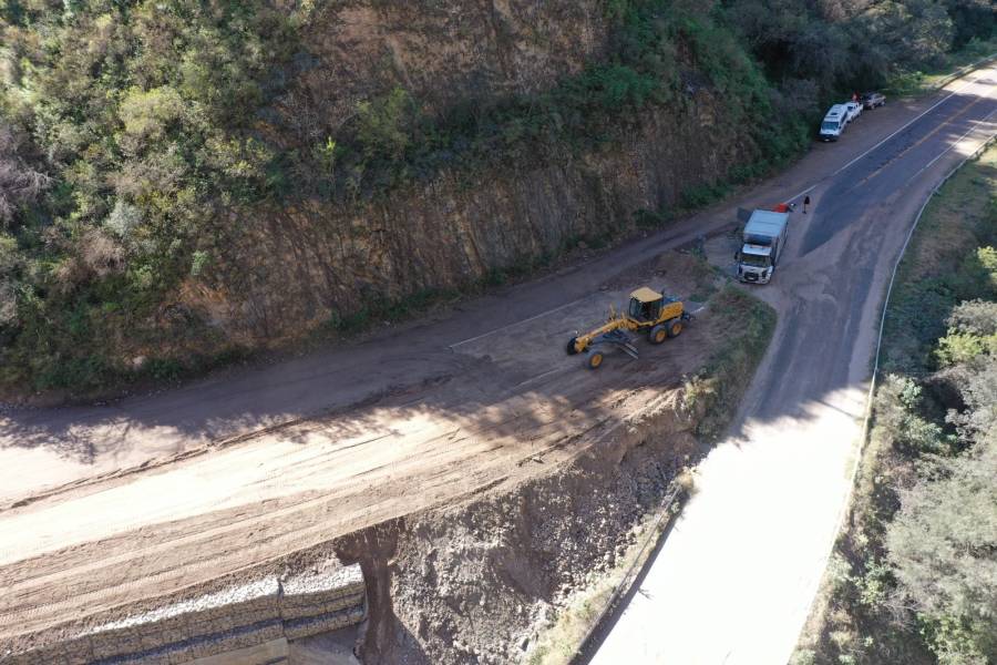 Por tareas de asfaltado interrumpen tránsito en Quebrada La Cébila