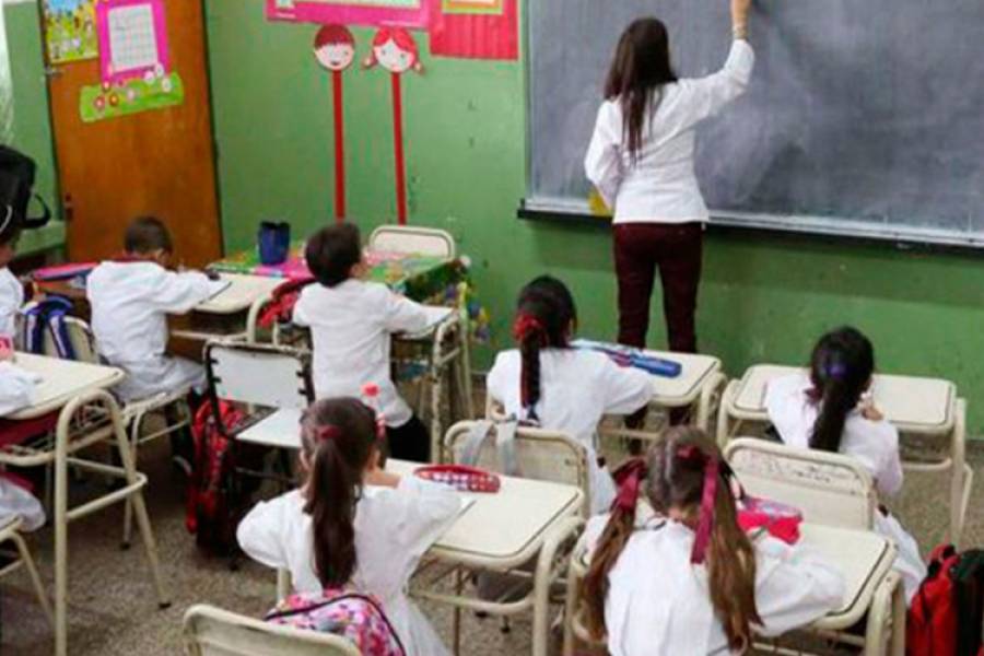 Sólo 50 de cada 100 estudiantes llegan al final de la primaria en tiempo y en forma