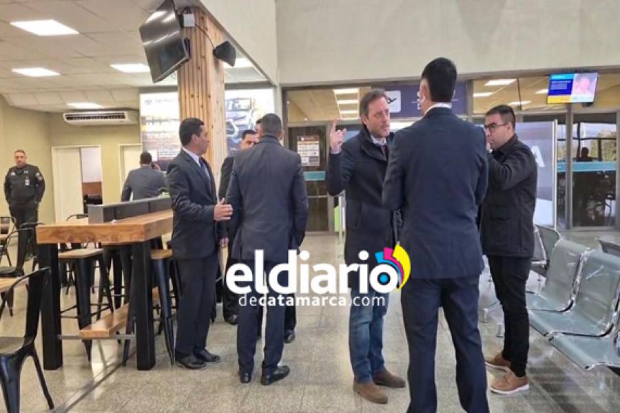 Jalil recibe en el aeropuerto “Felipe Varela” a funcionarios nacionales y gobernador de Santiago del Estero