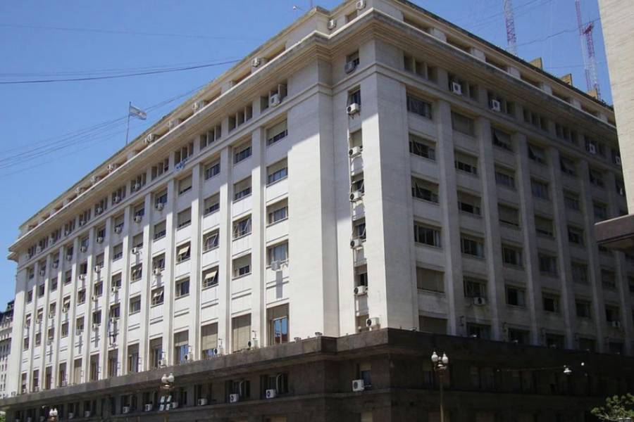 El Gobierno oficializó la flexibilización de los créditos en dólares para empresas no exportadoras