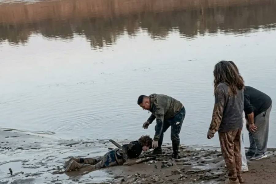 Río Bermejo: un gendarme salvó a un niño y su padre atrapados en el barro