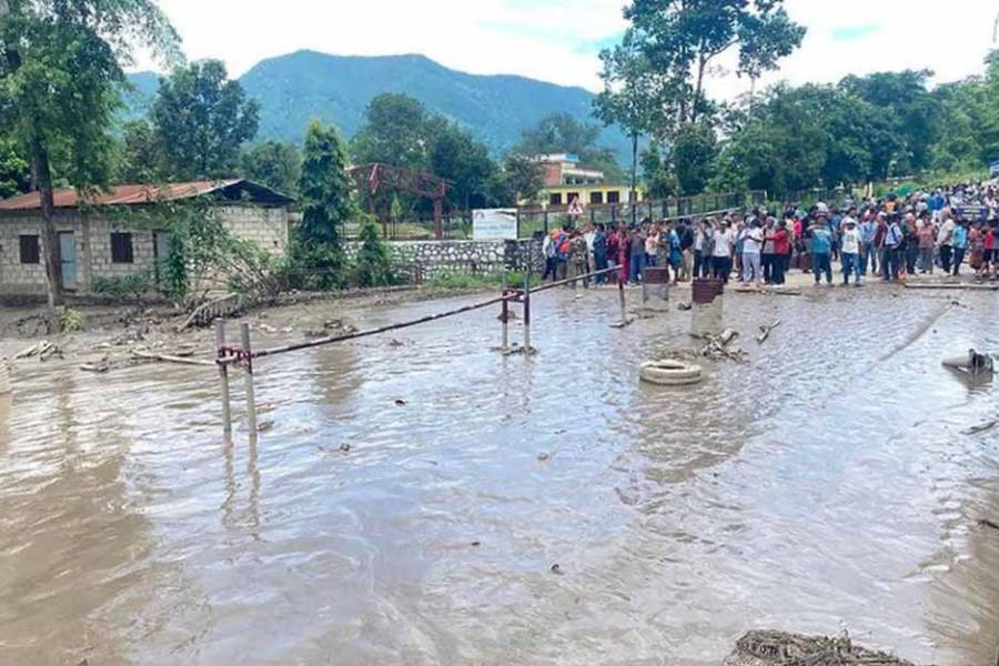 Imágenes escalofriantes: así arrasó la inundación en Nepal mientras el número de muertos asciende a 160