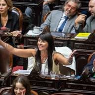 Autorizaron un embargo preventivo contra la diputada libertaria Lorena Villaverde