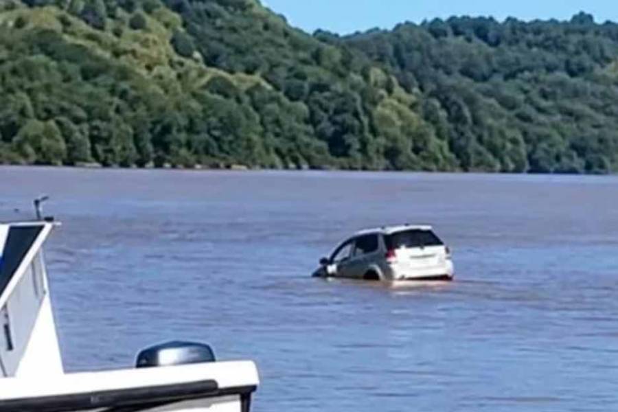 Usaba el celular y no escuchó las advertencias: cayó con auto y todo al río Uruguay
