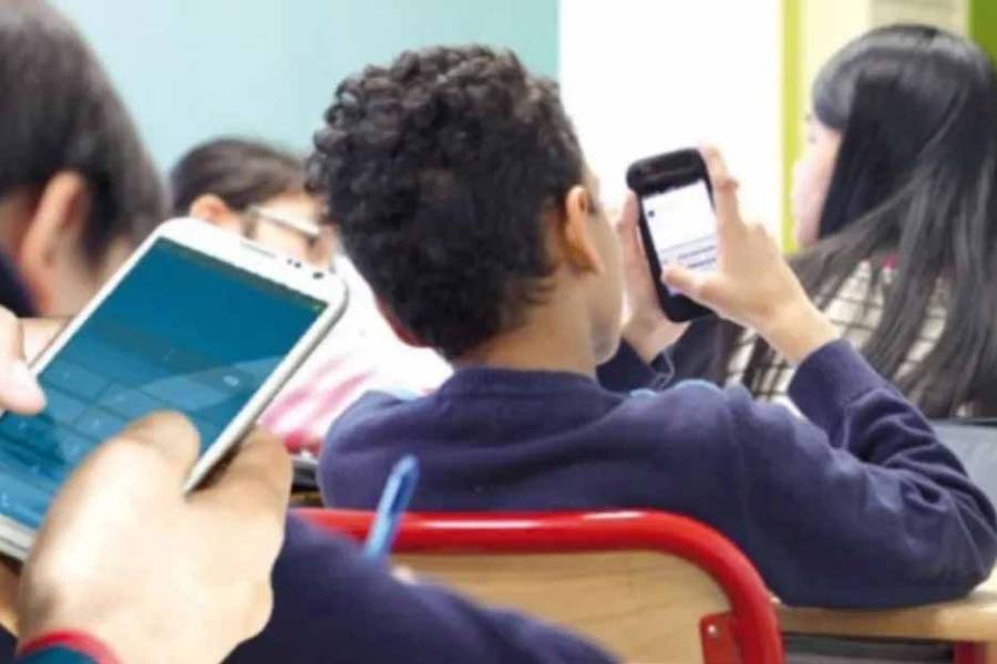 Proponen regular uso de celulares e IA en los colegios de Catamarca