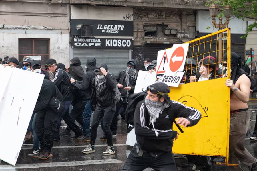 Incidentes en el Congreso: tras la fallida sesión en Diputados, manifestantes tiraron piedras y Gendarmería respondió con gases