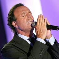Piden avanzar con la investigación por abuso sexual y explotación laboral contra Julio Iglesias