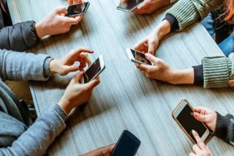 Proponen postergar el uso del celular antes de los 14 años