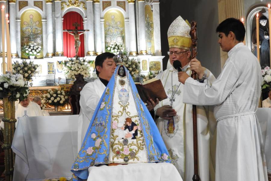 Tres sacerdotes, uno de Catamarca, diseñan un manto de la Virgen del Valle con la imagen de Javier Milei