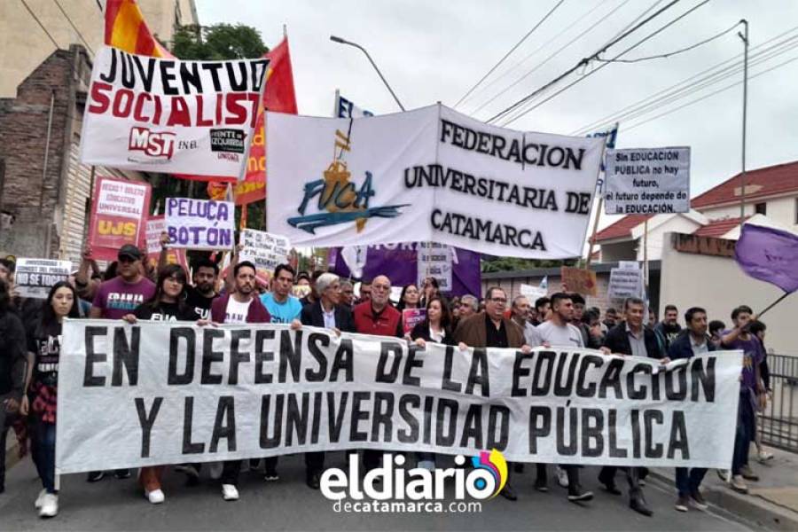 Multitudinaria Marcha en defensa de la Universidad Pública del 23A